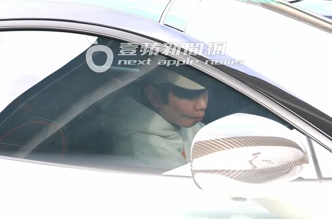 喝完燕麥奶果腹的林俊傑，嘟起櫻桃小嘴，在超跑車內找東西。特勤中心