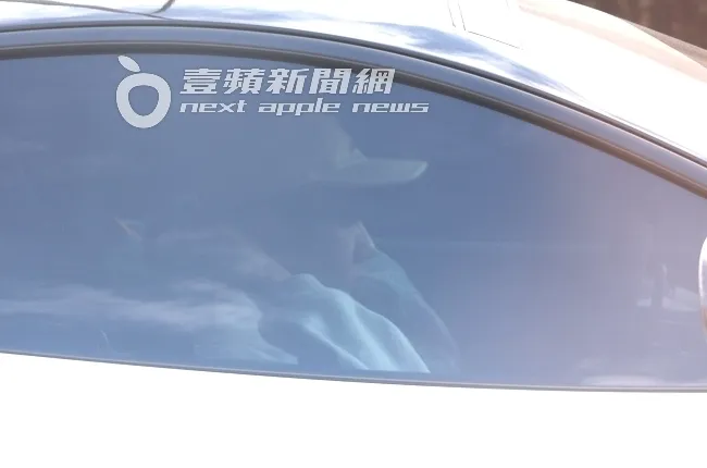 林俊傑在麥拉倫超跑內整理服裝儀容。特勤中心攝