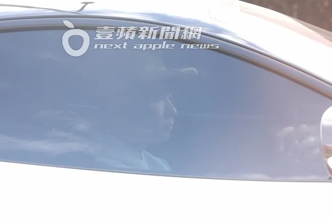 林俊傑開2368萬元麥拉倫765LT超跑出門，仔細研究方向盤按鈕。特勤中心攝