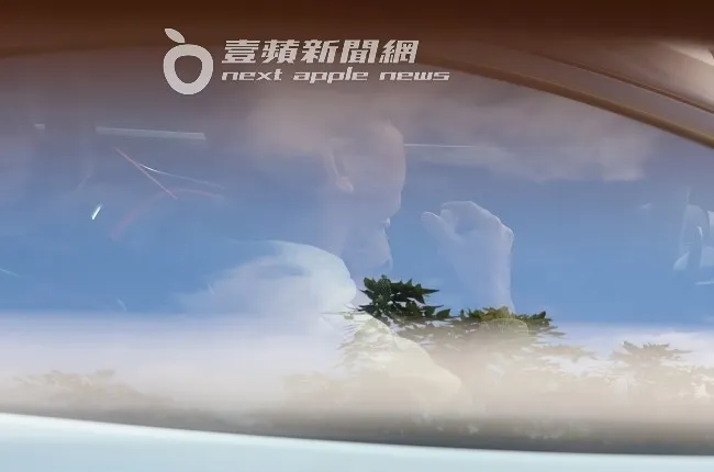 正在喝燕麥飲的林俊傑，拿著瓶蓋，轉頭用奶漱口。特勤中心攝