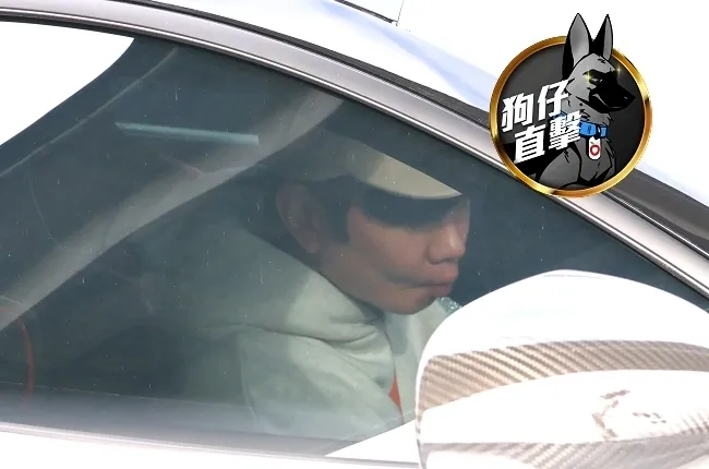 林俊傑駕駛價值2368萬元的麥拉倫765LT生日超跑，在車內嘟起嘴賣萌。特勤中心攝