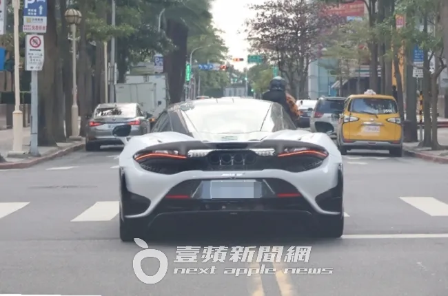 林俊傑開著要價2368萬元，黑白配色的麥拉倫765LT生日車出門。特勤中心攝