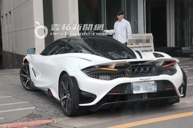 林俊傑的麥拉倫超跑，擁有蝶翼式上掀車門，尾部4根排氣管，車身黑白相間，造型十分帥氣。特勤中心攝