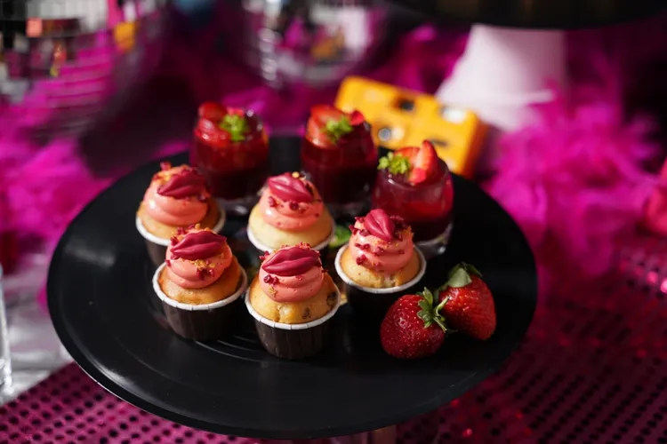 「Go Go Disco草莓派對」於大廳酒吧限時供應「草莓千層派」、「草莓巴司克」、「草鮮奶油蛋糕」等新鮮草莓甜品。新竹喜來登提供