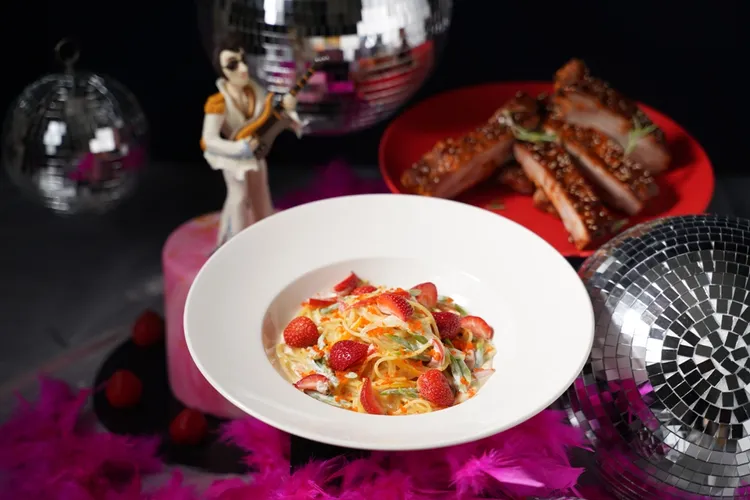 新竹喜來登「Go Go Disco草莓派對」除了鮮甜草莓甜點，另有各式鹹食料理可無限暢享。新竹喜來登提供