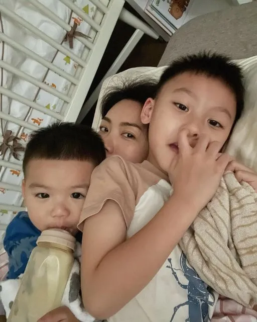 名模林可彤和銀行副總裁老公武廣明育有2子。翻攝臉書「林可彤 Hope Lin」