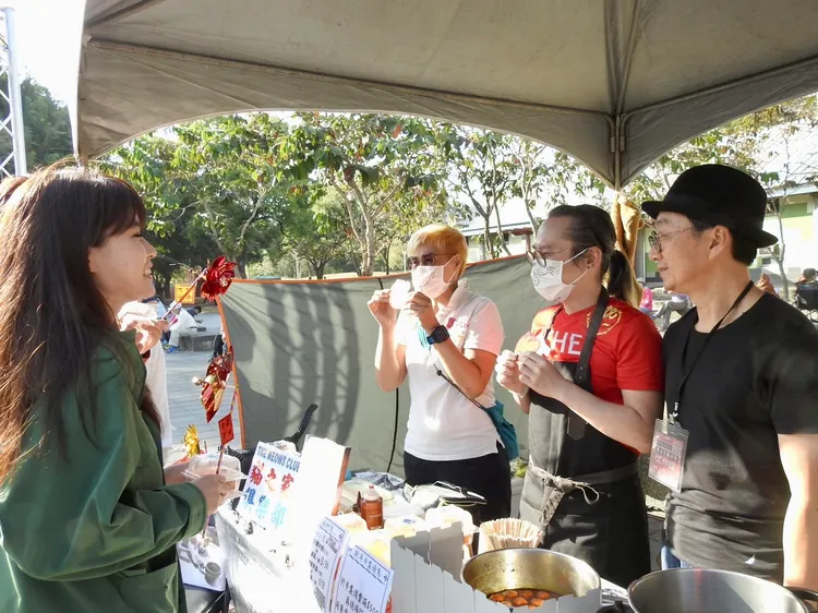 張硯卿(左1)表示，市府長期關心香港，希望讓香港朋友在高雄也能感受到濃濃過年氛圍。府提供