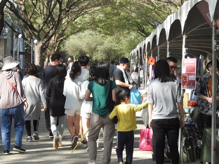 「2023香港年宵在高雄—香港文化藝墟」吸引在台港人赴高雄過年。市府提供