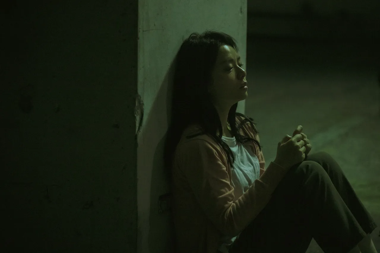 宋芸樺飾演的雙胞胎妹妹在停車場痛哭到喘不過氣，過去她比較少有如此外放哭戲。Disney+提供