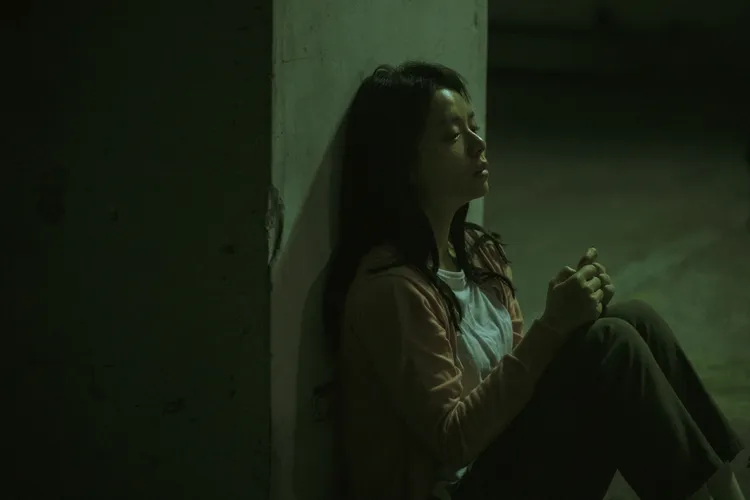 宋芸樺飾演的雙胞胎妹妹在停車場痛哭到喘不過氣，過去她比較少有如此外放哭戲。Disney+提供