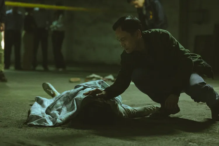 宋芸樺飾演國小老師遭猥褻殺害，陳屍在地下停車場。Disney+提供