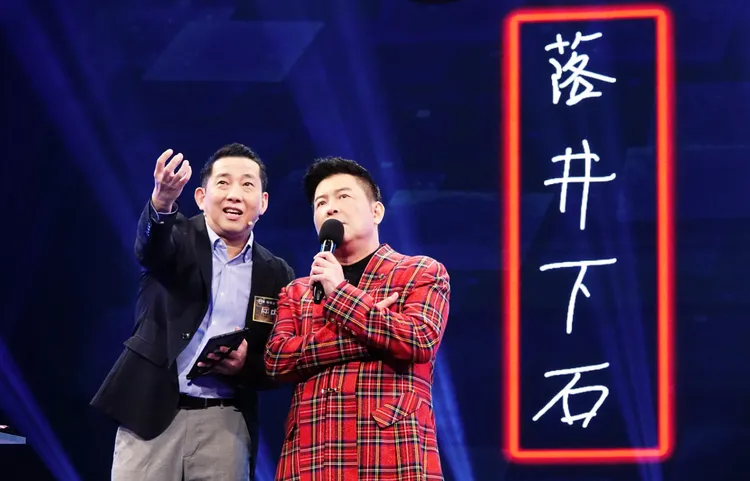 屈中恆（左）雖然答題了，但看到瞿友寧畫的畫，覺得好像是燈塔的窗戶掉下了，沒有答對的把握，曾國城一旁看了傻眼。公視提供