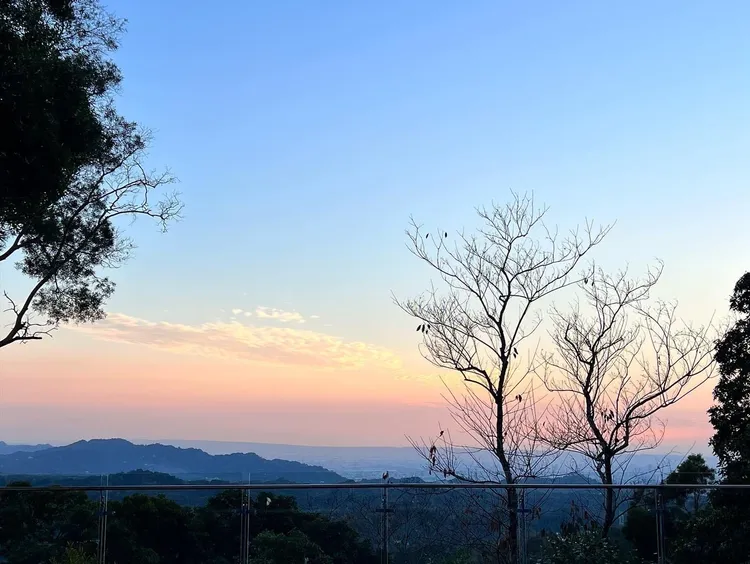 飛花落院開放用餐民眾於5點提前入場，欣賞夕陽美景。業者提供