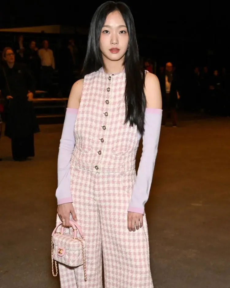 香奈兒品牌大使、韓星金高銀以最新粉色格紋套裝現身香奈兒高訂秀，黑直長髮搭配眼下腮紅妝，溫柔又不失風格。翻攝kimgoeun.id IG