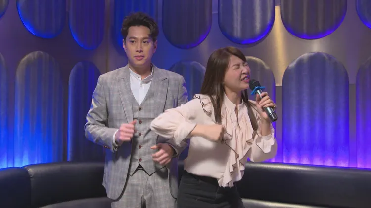 吳東諺（左）在劇中陪謝京穎唱歌，沒想到她唱得五音不全相當驚嚇。民視提供