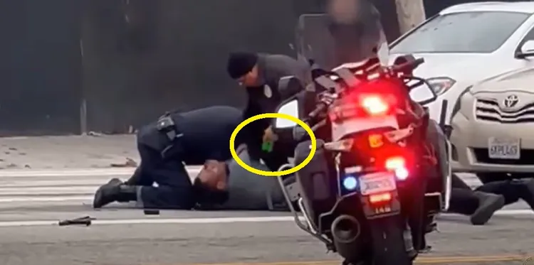 當天多次、連續使用電擊槍的警察（黃圈）也是非裔黑人。美國Los Angeles Police Department提供