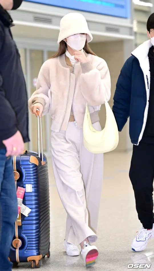 周子瑜今天收工，一身奶茶色搭配回到韓國。翻攝OSEN