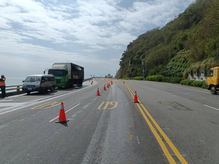 台9線大武路段因沙拉油桶倒滿地進行交通管制。大武分局提供