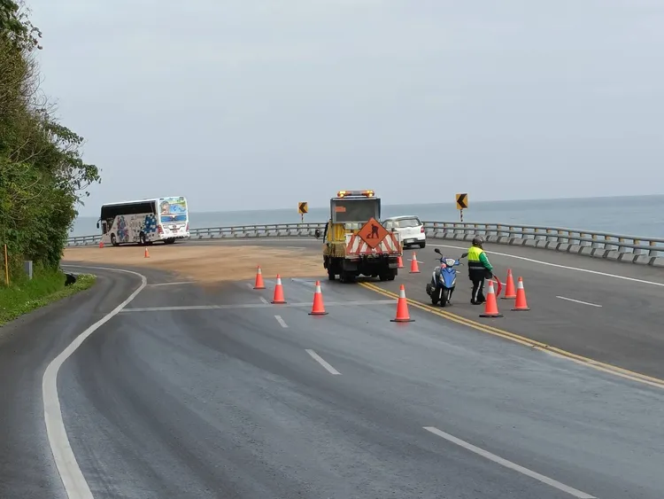 大武工務段利用木屑吸油，清除地面油漬。大武分局提供