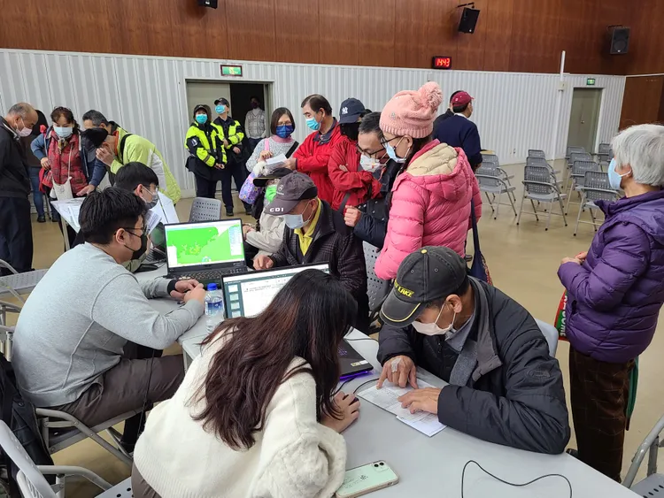 地政局在公聽會場提供諮詢，可立即為民眾查詢其私有土地相關資訊。新北市地政局提供