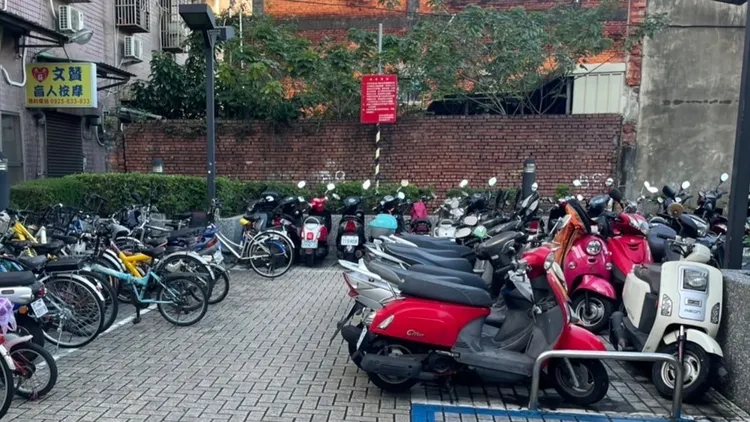 林女停在丹鳳捷運站停車格遭移車開單。捷運警察隊提供