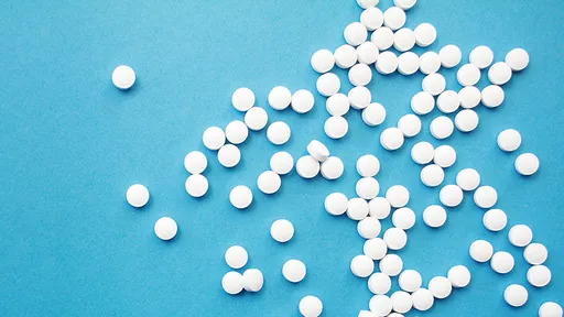 不爽被8歲繼女「情同姊妹」 後媽教唆她下藥悶殺親媽