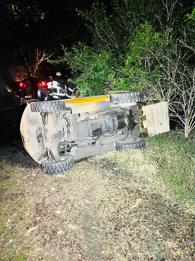 消防人員利用千斤頂救出被壓老翁，送醫後仍因傷重不治。讀者提供