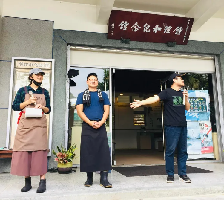 「野蓮出庄發片演唱會」辦桌，作家鍾永豐在向賓客介紹芝瑜跟昭輝夫妻！王南琦提供