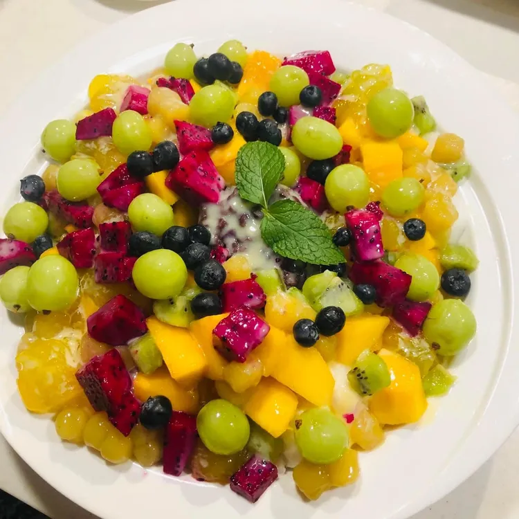 辦桌最後的冰淇淋以旗山常美冰店的招牌清冰搭配現削當季水果。金葉摸油湯辦桌文化工作室提供