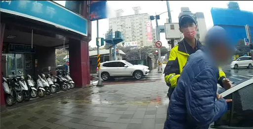 中和老翁呆站銀行前　防走失手鍊助警平安送他回家