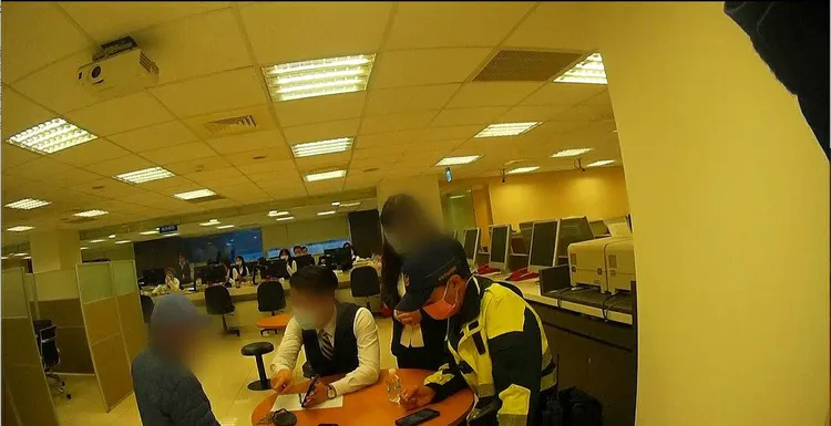 周姓老翁呆站在中和銀行，行員以為老翁遭到詐騙報警協助。警方提供