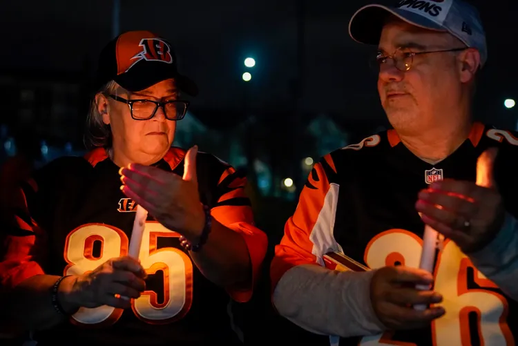 球迷到醫院外為他點蠟燭祈禱，美聯社