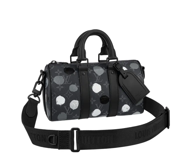 LV X 草間彌生Keepall 25肩背包，9萬4000元。品牌提供