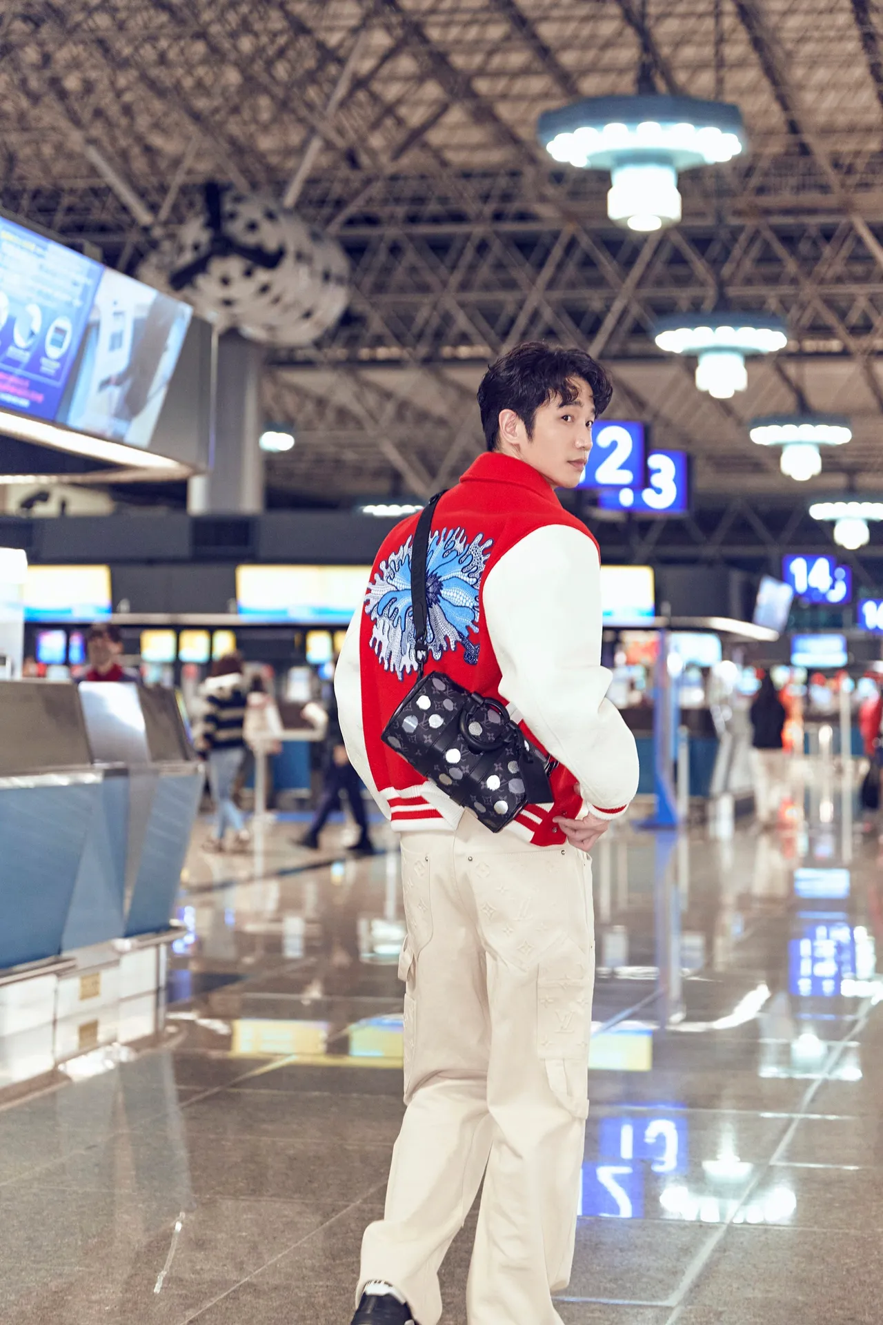 劉以豪穿搭綴有藝術家標誌性的藍色Psychedelic Flower迷幻花朵刺繡紅色棒球外套、Psychedelic Flower迷幻花朵白色上衣，以及綴有立體手繪效果的灰白圓點Keepall 25肩背包，風格輕鬆又亮眼。品牌提供