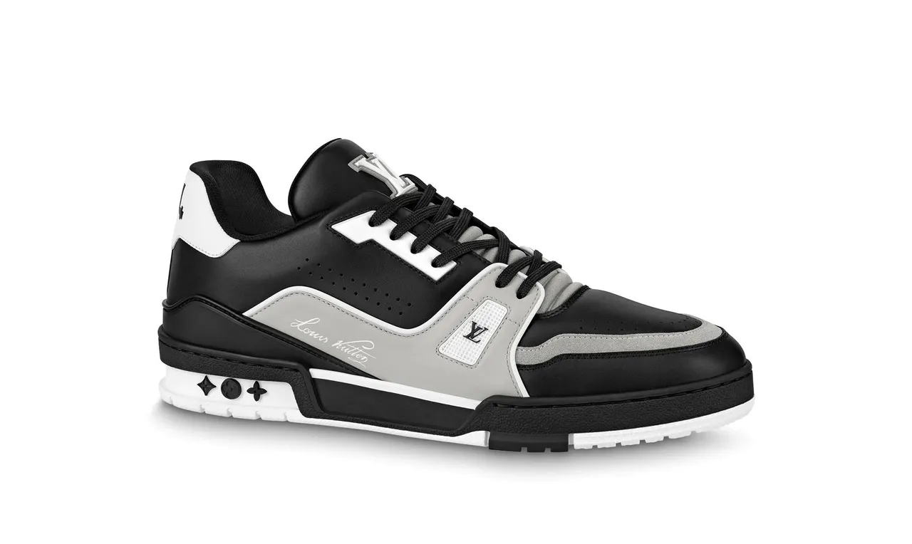 LV Trainer黑灰運動鞋，4萬2200元。品牌提供