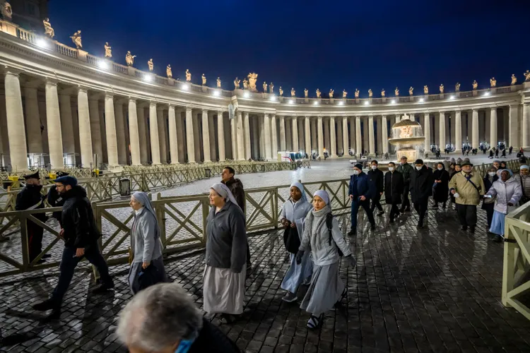 超過10萬人前往梵蒂岡的聖伯多祿大教堂瞻仰遺容，禱告告別。美聯社