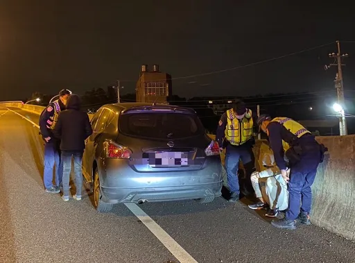 男與妻爭執跨坐國3高架護欄　國道警及時救援阻撼事