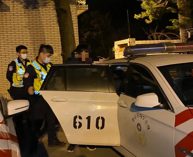 警方護送男子返家。國道警方提供