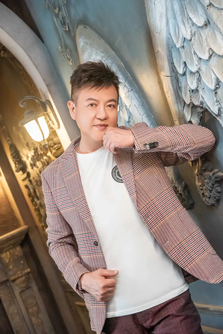 陳志雄被說撞臉翁立友。音圓唱片提供