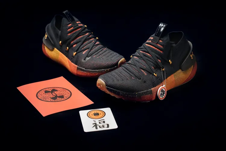 HOVR Phantom 3 黑金配色跑鞋，4980元。品牌提供