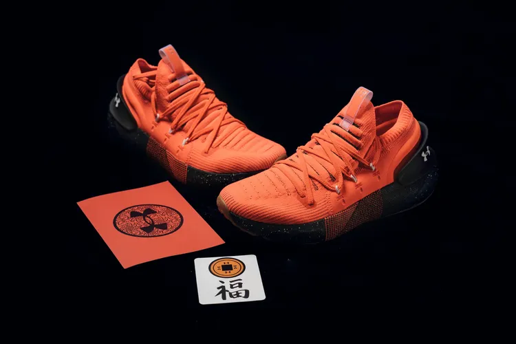 HOVR Phantom 3紅色跑鞋，4980元。品牌提供