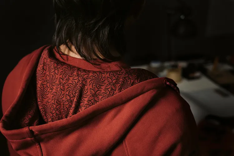 UA 新春系列服飾結合餃子與銅錢元素，呼應新春招好運喜氣。品牌提供