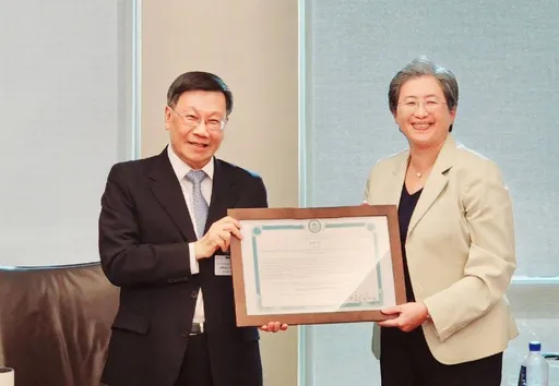 頒授AMD台裔執行長蘇姿丰名譽博士 亞大校長:盼開啟更多國際交流