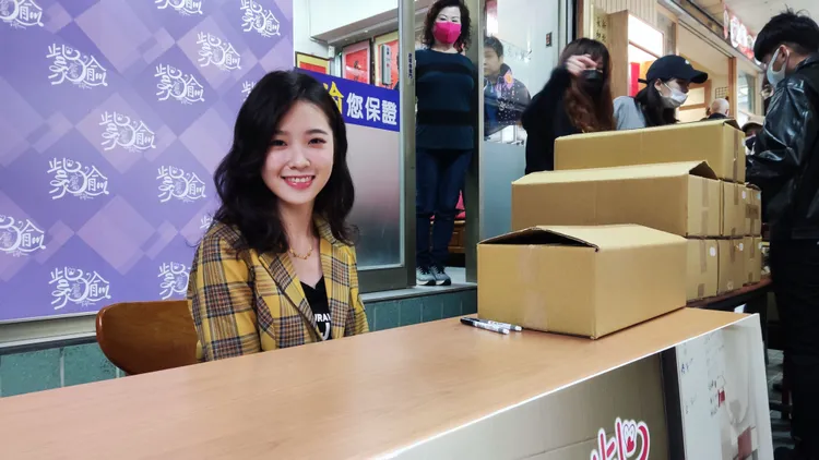 陳紫渝今日舉辦「2023紫屬渝你年曆簽拍會」。莊淇鈞攝