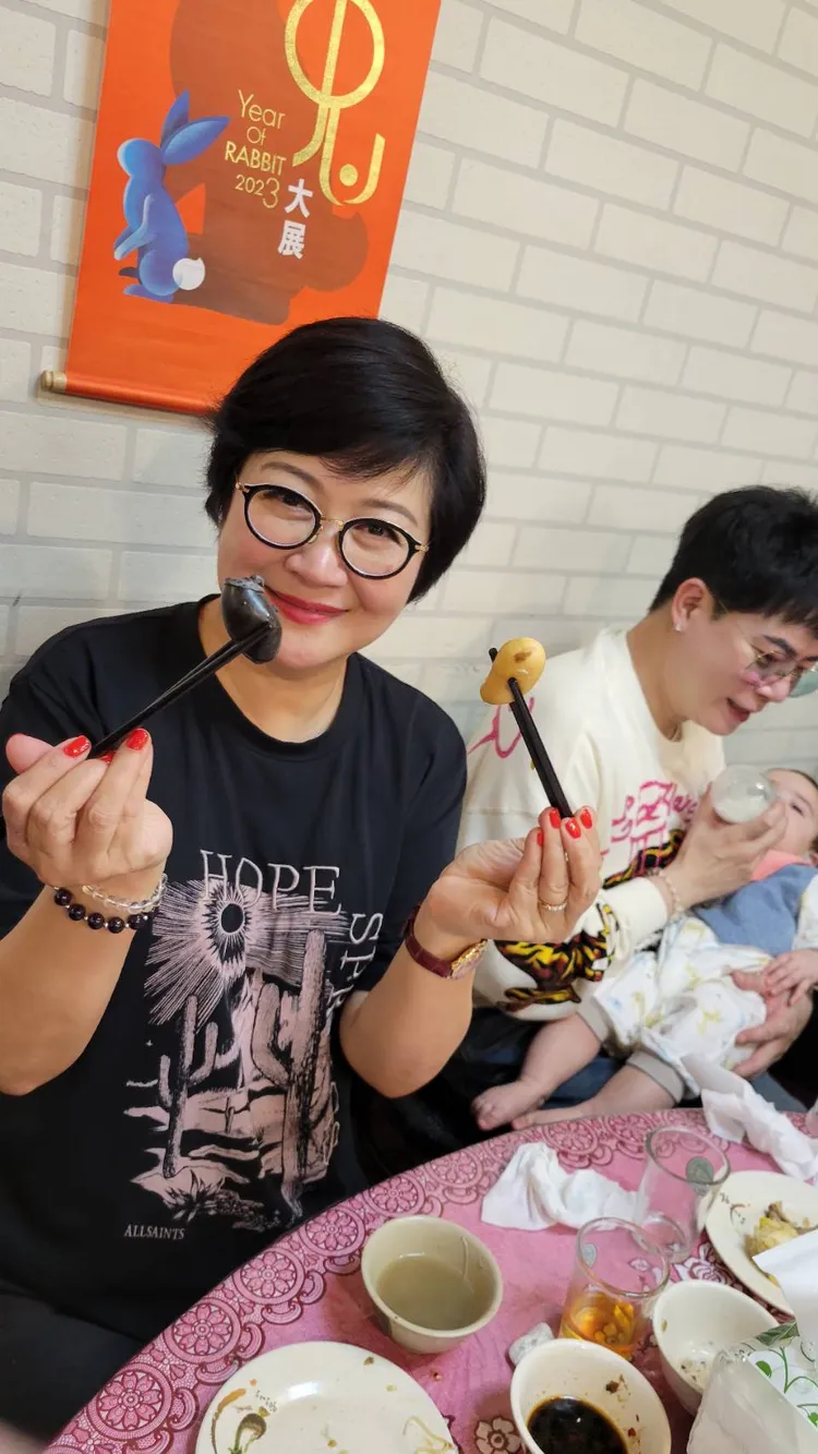 崔佩儀挑戰吃黑色雞佛。葉文正攝