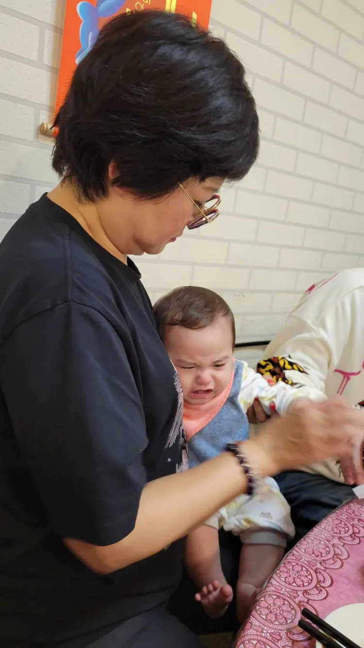 崔佩儀百忙中還幫經紀人照顧孩子。葉文正攝