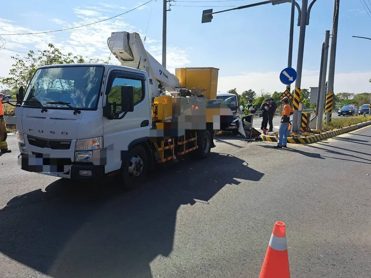 工程車停在路邊進行路燈維修，遭後方追撞。讀者提供