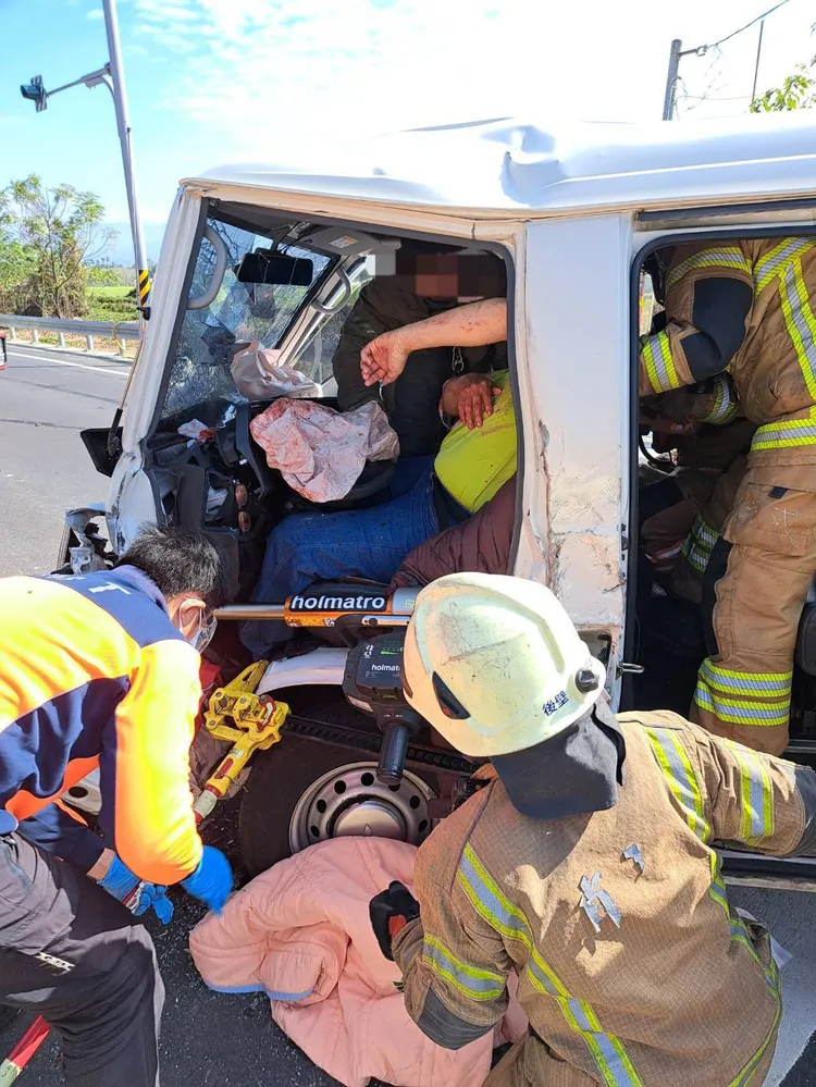 警消破壞車體，助駕駛脫困。讀者提供