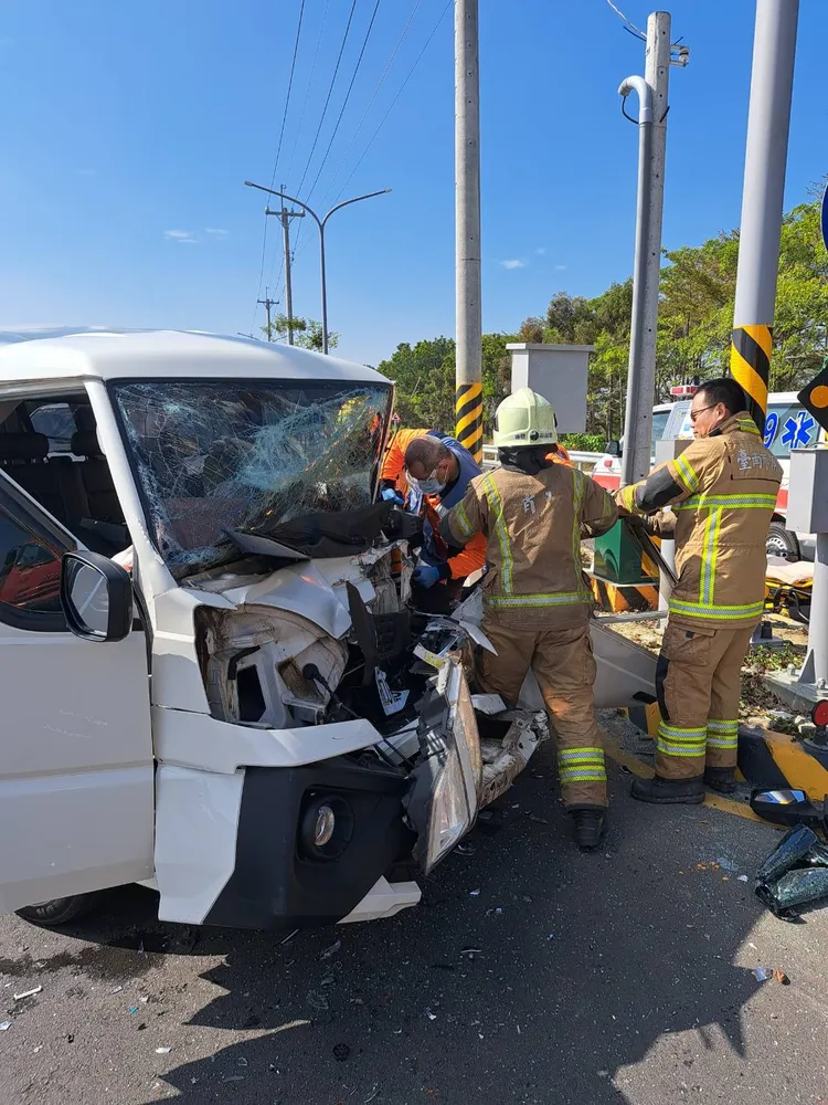 警消獲報到場搶救。讀者提供