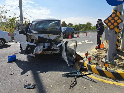 台南烏樹林小貨車追撞工程車 駕駛滿身血受困2傷